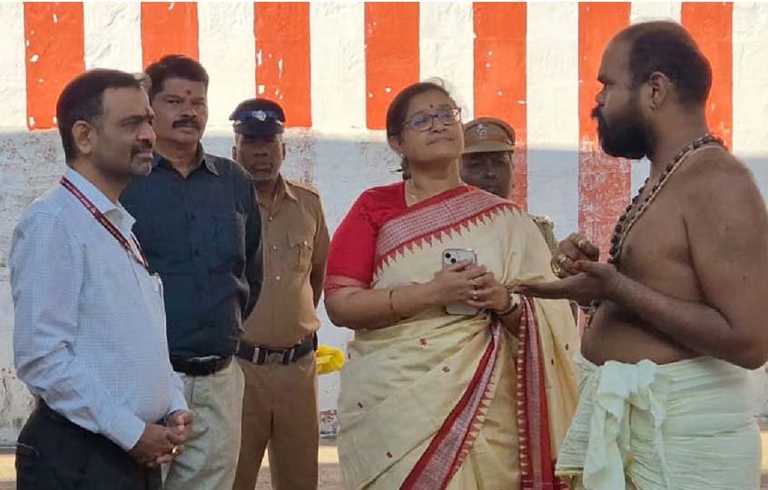 ஸ்ரீவில்லி. ஆண்டாள் கோயிலில்  தேர்தல் அதிகாரி சுவாமி தரிசனம்